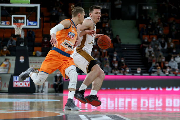 塞蒂恩：俱乐部一员工遭交通事故目前还未苏醒，希望他早日康复